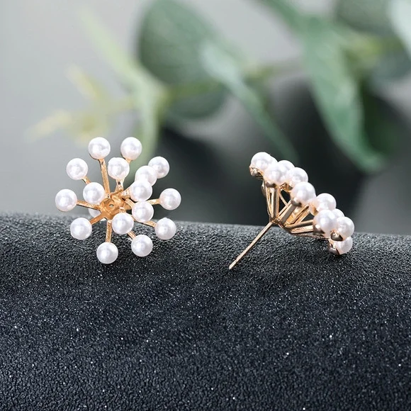 Elegant Geometric Pearl Stud Earrings - Picture 4 of 5